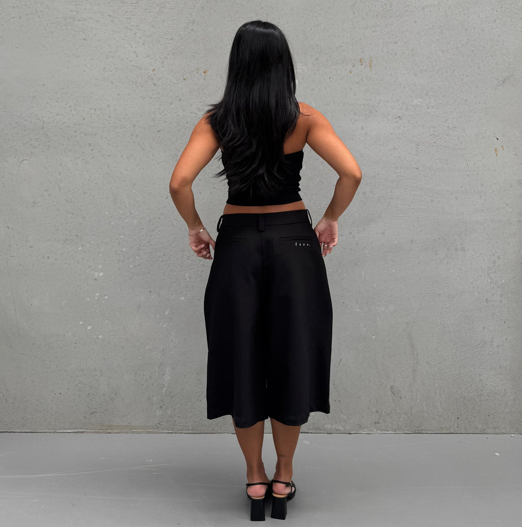 16. PLEAT SHORT