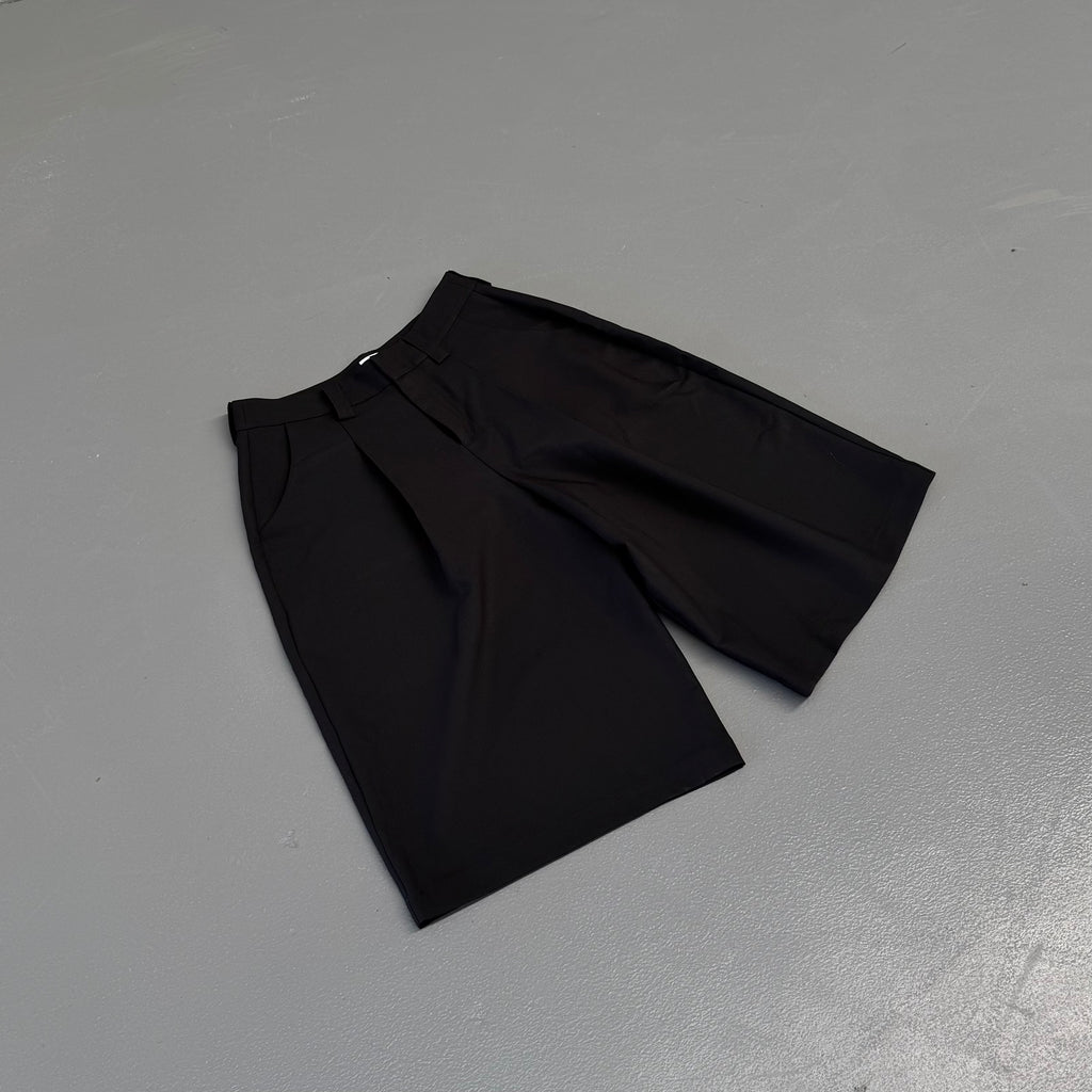 16. PLEAT SHORT