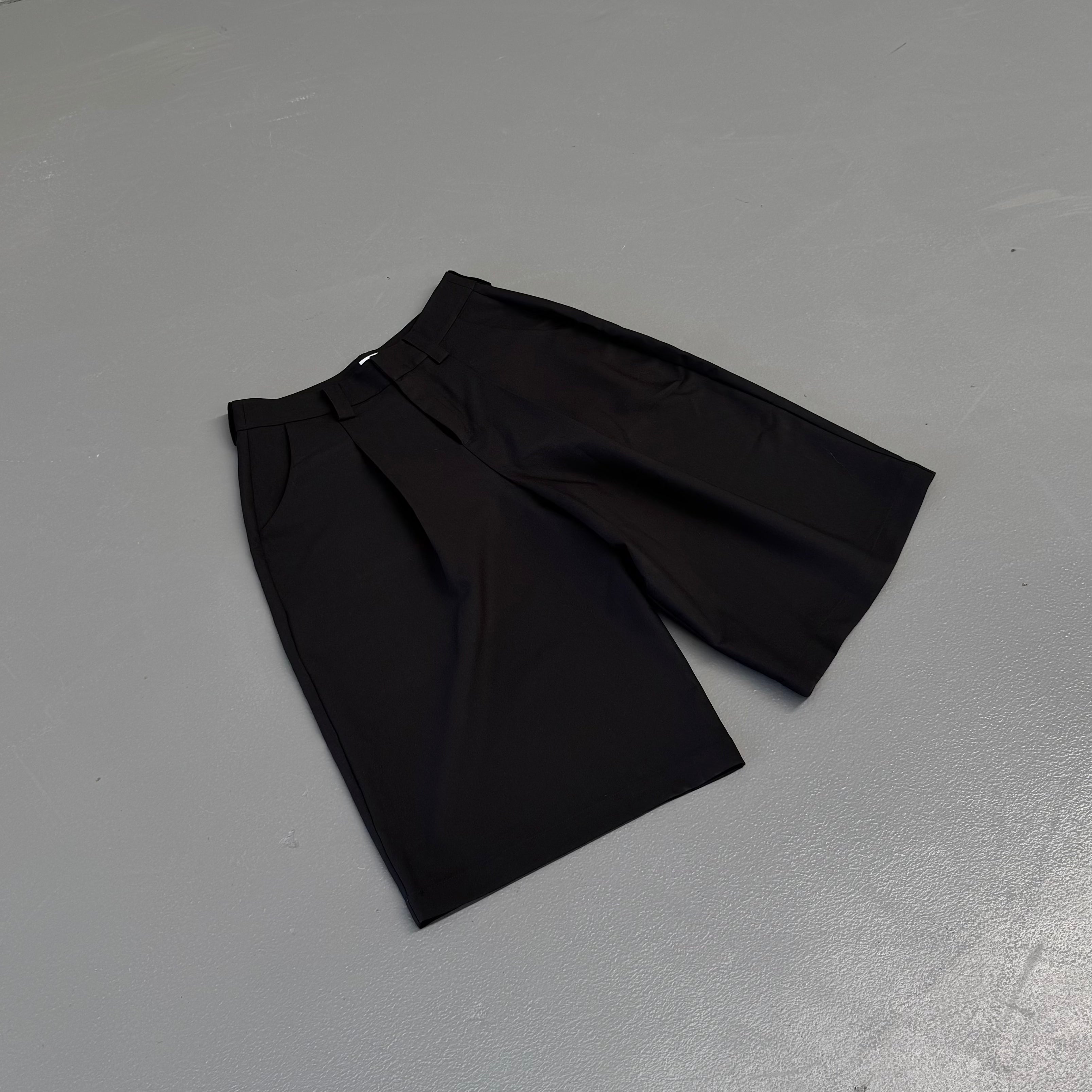 16. PLEAT SHORT